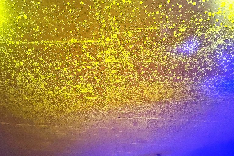 Technische Hauskaufberatung – Feuchteauffälligkeiten an der Decke Feuchteauffälligkeiten an der Deckenoberfläche als Teil der visuellen Prüfung im Rahmen einer technischen Hauskaufberatung