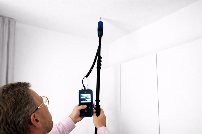 Technische Hauskaufberatung – Feuchtemessung Feuchtemessung an der Decke im Rahmen einer technischen Hauskaufberatung