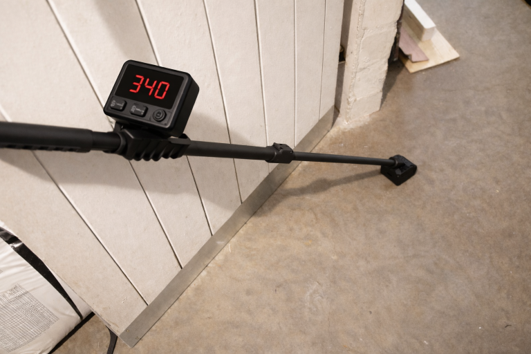 Technische Hauskaufberatung – Feuchteauffälligkeiten im Kellerbodenbereich Messung von Feuchteauffälligkeiten im Bereich des Kellerbodens zur orientierenden Einschätzung im Rahmen einer technischen Hauskaufberatung